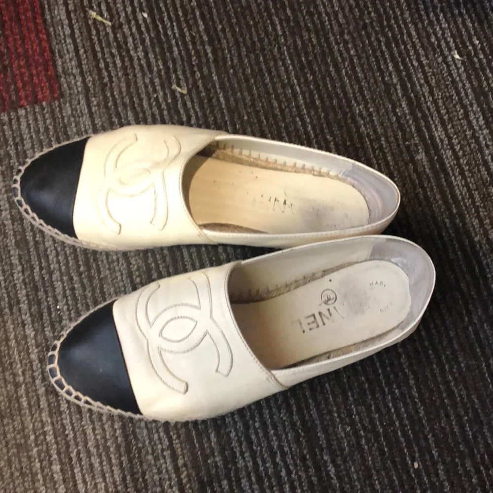 CHANEL Cream and Black Espadrilles - Picture 2 of 16